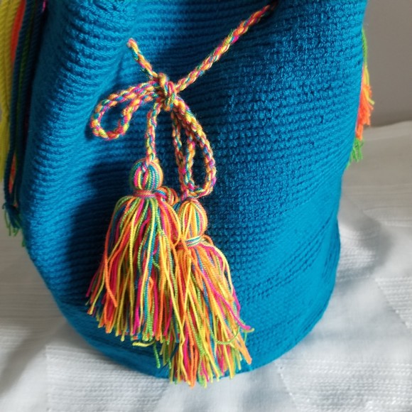 Mochilla Wayyu Handcrafted Woven Bucket Crossbody Bag Teal with Colorful Strap - Picture 3 of 13
